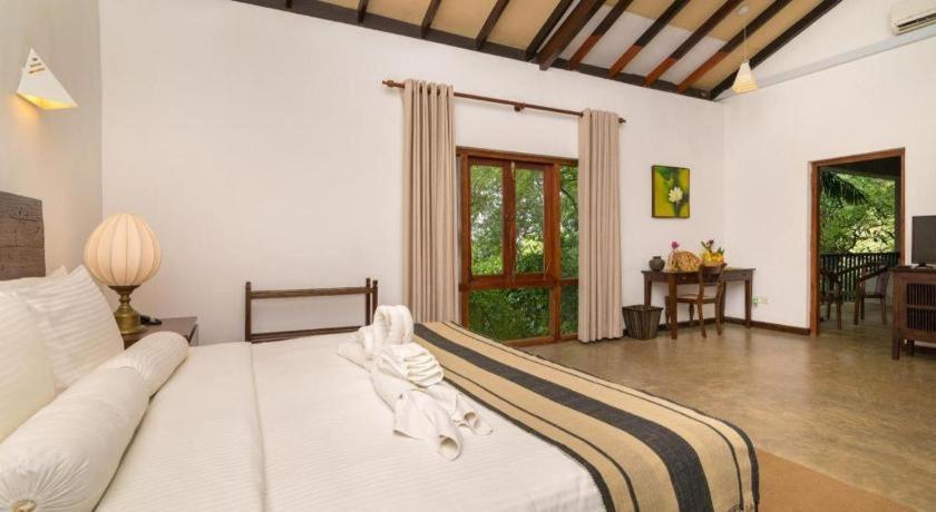 Roman Lake Ayurveda Boutique Resort Ahungalla Exteriör bild